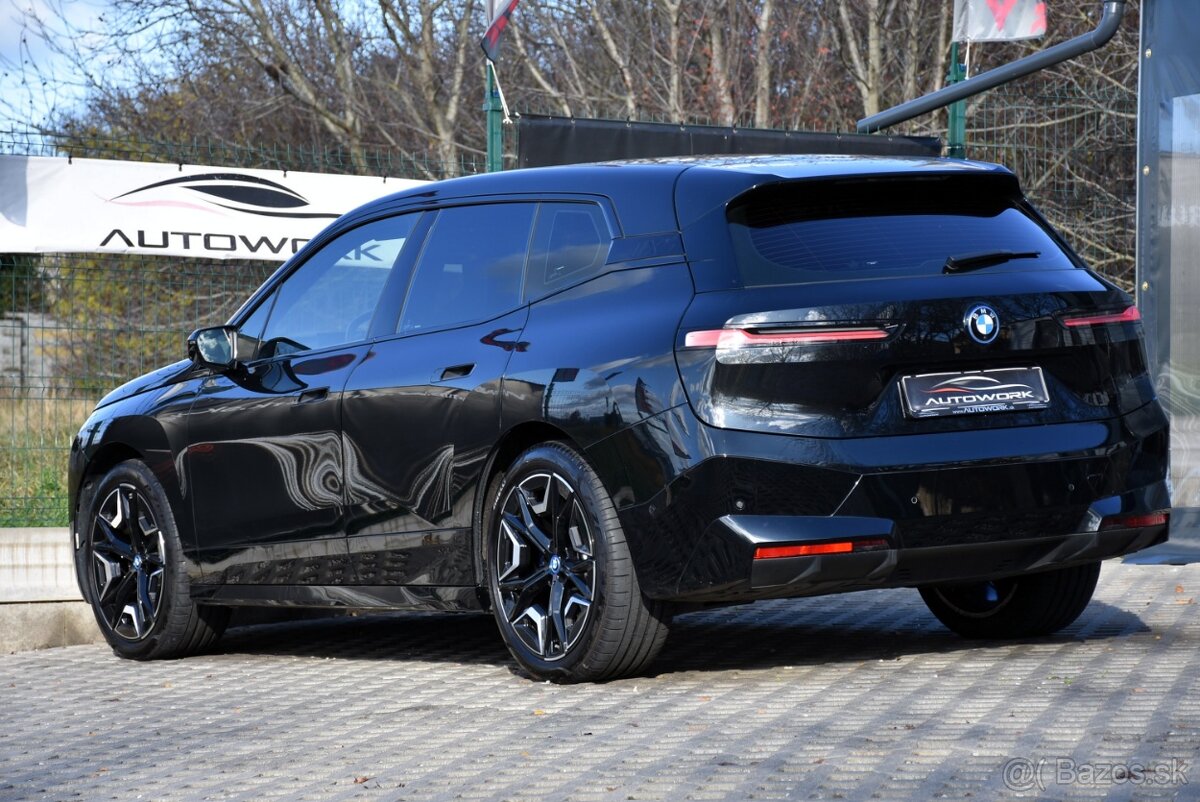BMW iX xDrive40 PANORAMA ZÁRUKA SR DPH 2023 SOH - 98,5 % - 5