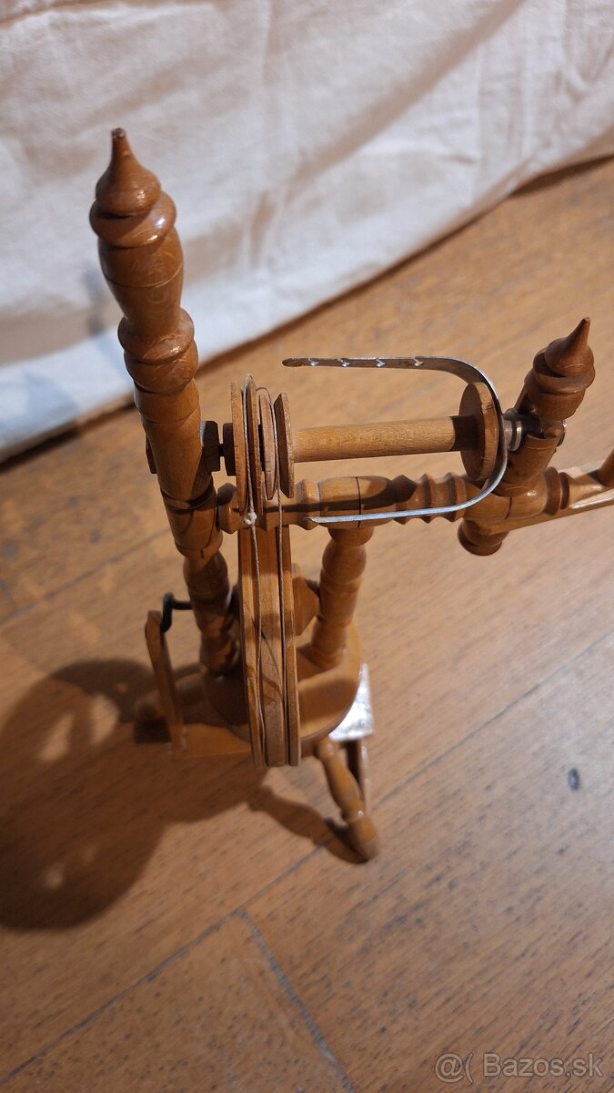 Drevený kolovrátok – ručná práca, funkčný dekoračný model - 5