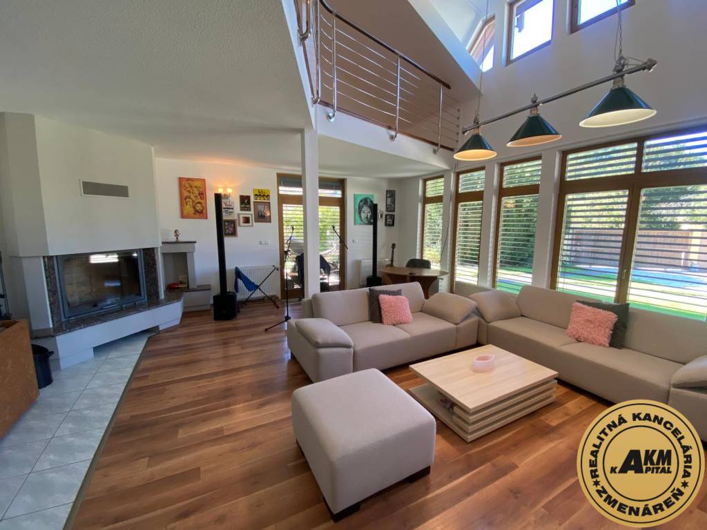 Priestranný rodinný dom s bazénom a záhradou - Žarnovica 180 - 5