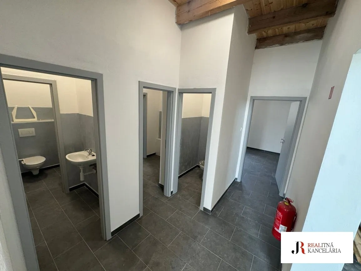 Exkluzívne murované haly na predaj v KN 1 000 m², výška 5 m - 5