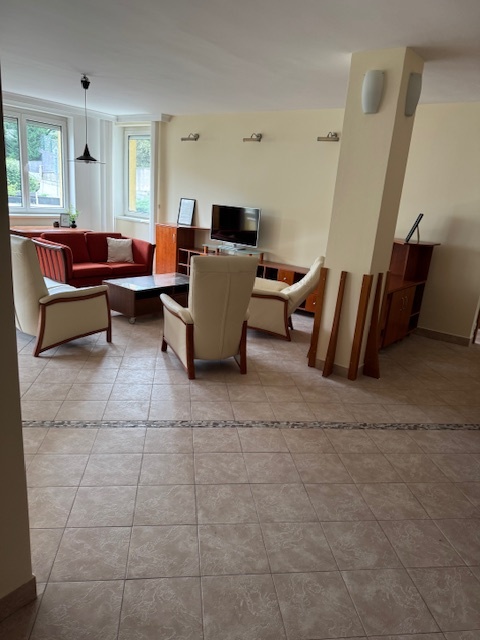 Veľký 3-izbový byt (pôvodne 4-izb.) s parkingom, BA I - 5