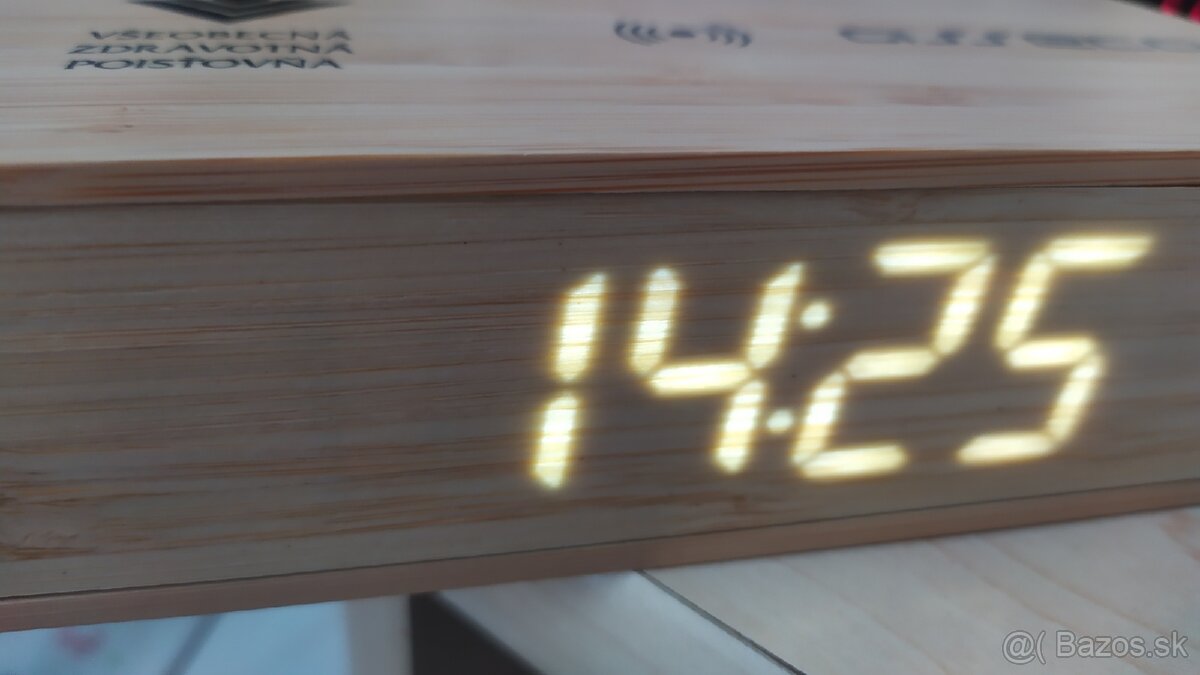 Bambusový budík s nabíjaním 5W - 5