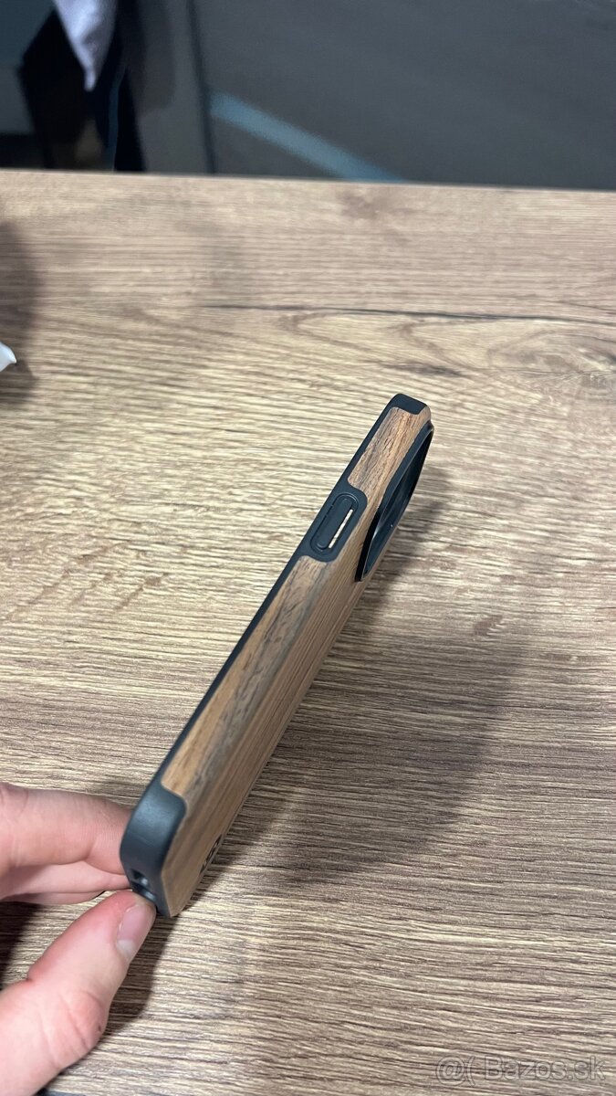 Kryt na iPhone 15 Pro - dřevo tmavý orech Sebastian Sturm - 5