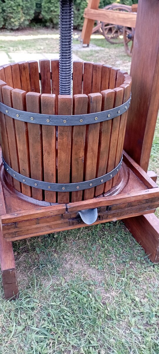 Starý drevený lis na hrozno - 5