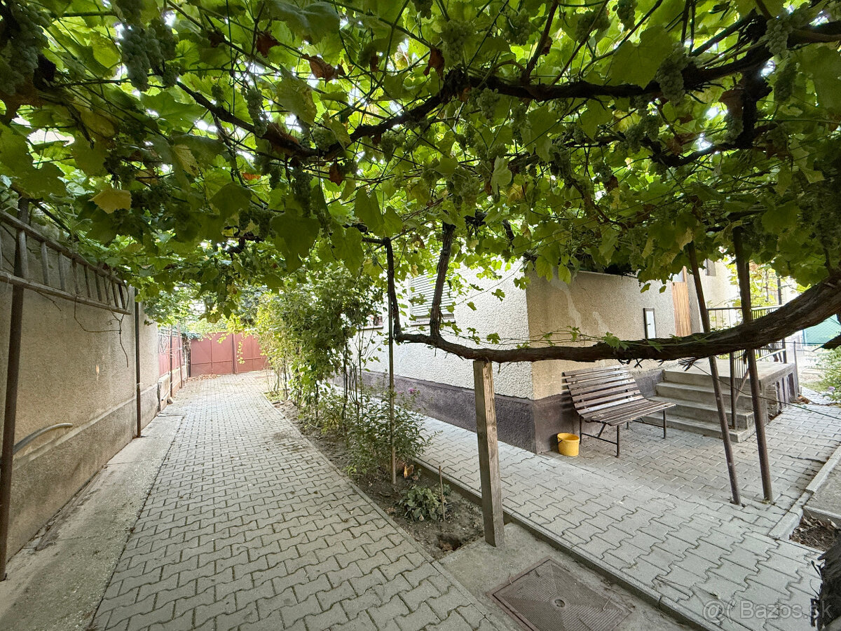 Príjemný dom pri centre Senca s garážou - 5