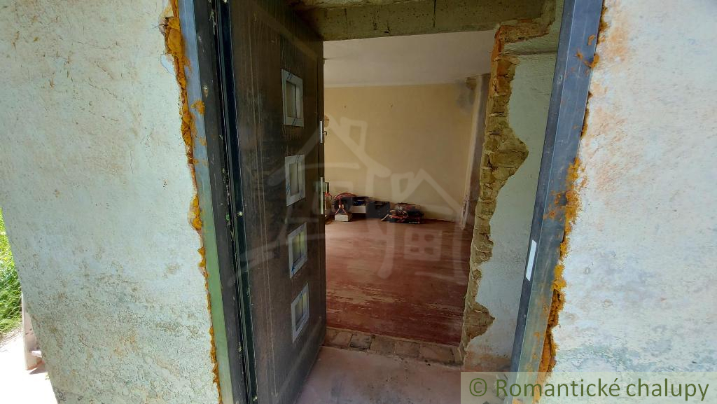 Malý domček pod lesom v mestečku Brezová pod Bradlom okr. - 5