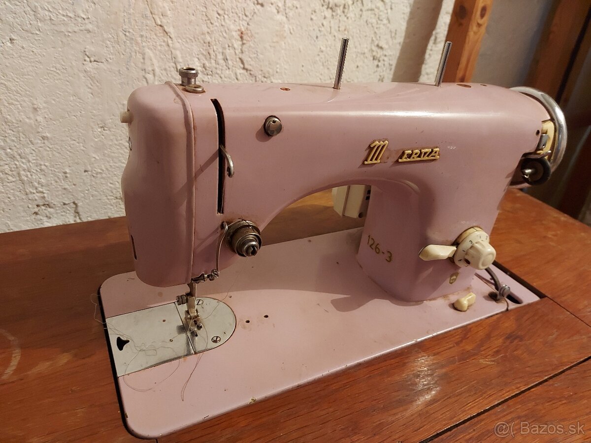 Starý šijací stroj + skriňa - 5