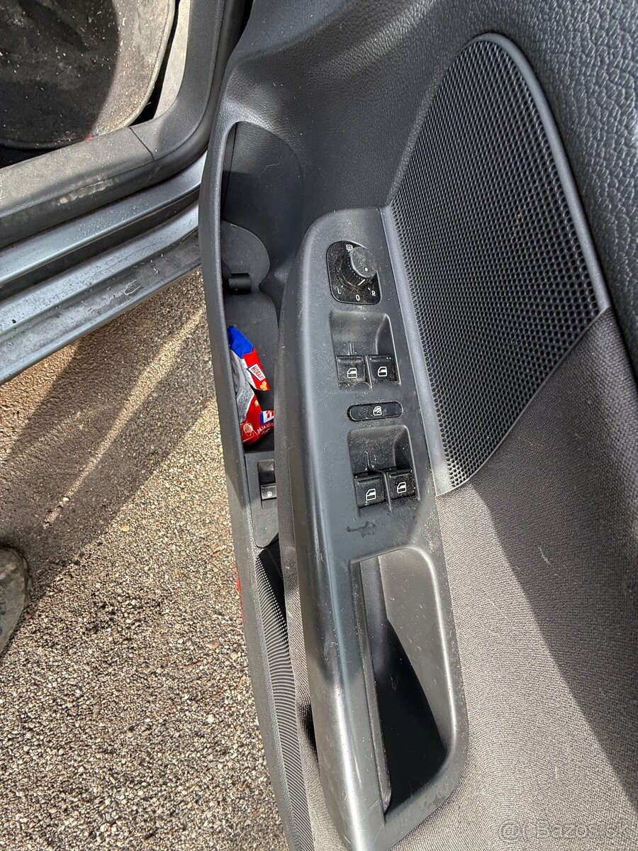 Rozpredam Volkswagen Jetta 1.9 TDi 77kw 5q . Predok autá rov - 5