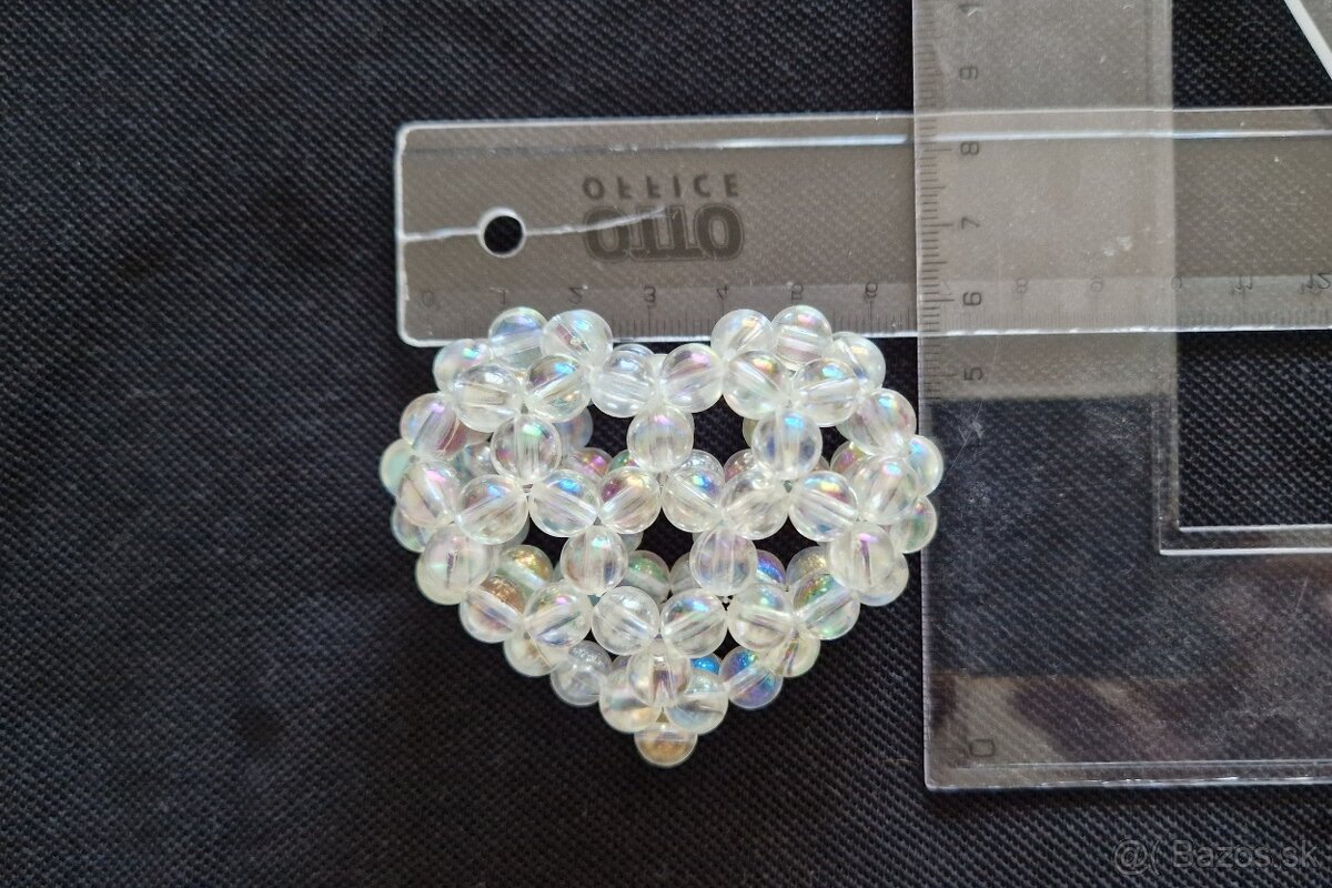 Krásny ručne šitý prívesok: srdce z korálok - 5