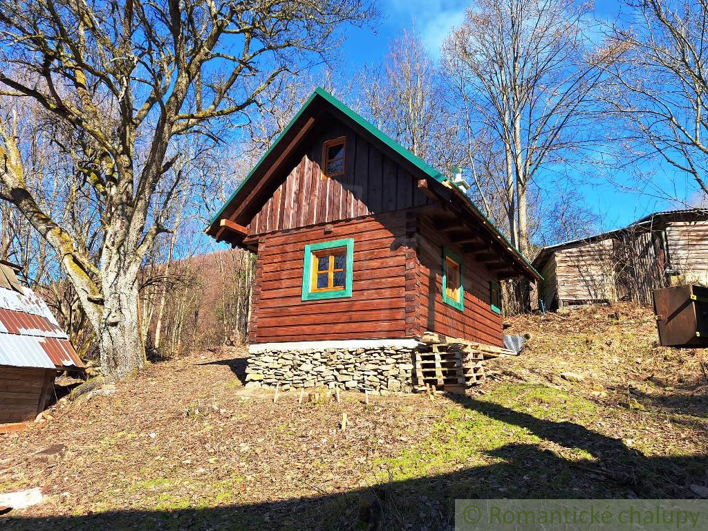 Dve drevenice na jednom pozemku v horách Javorníkov na pre - 5