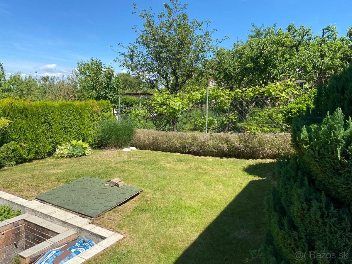 Záhrada s dreveným domčekom - 5