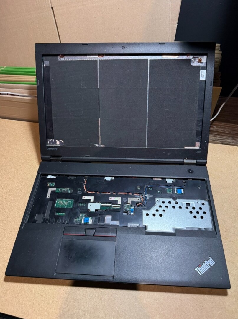 Notebook L560 na opravu alebo diely. - 5