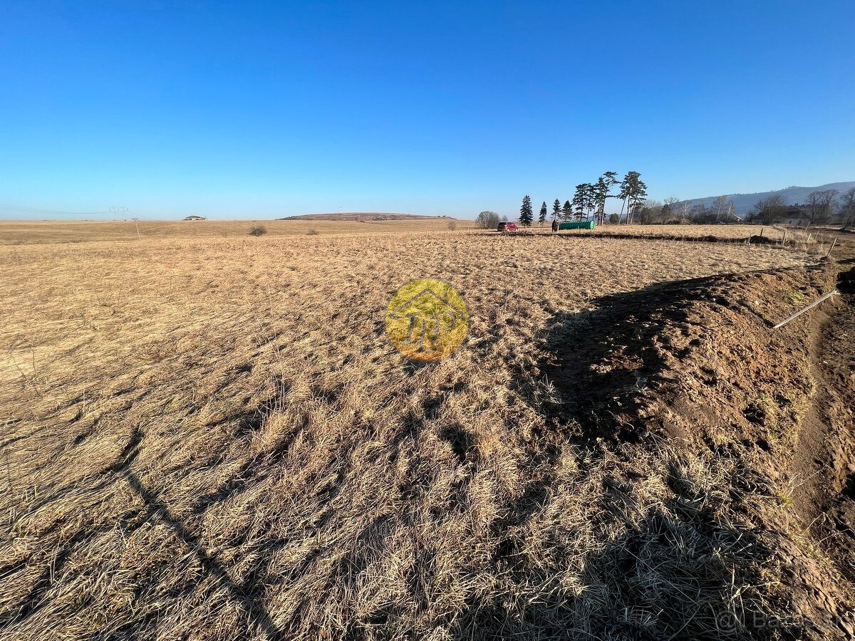 Stavebný rovinatý pozemok na predaj s výhľadom na Tatry - 5