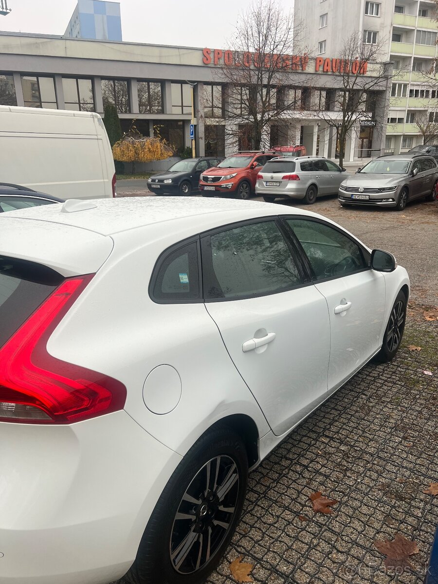 Predám Volvo v40 ročník 2017 - 5