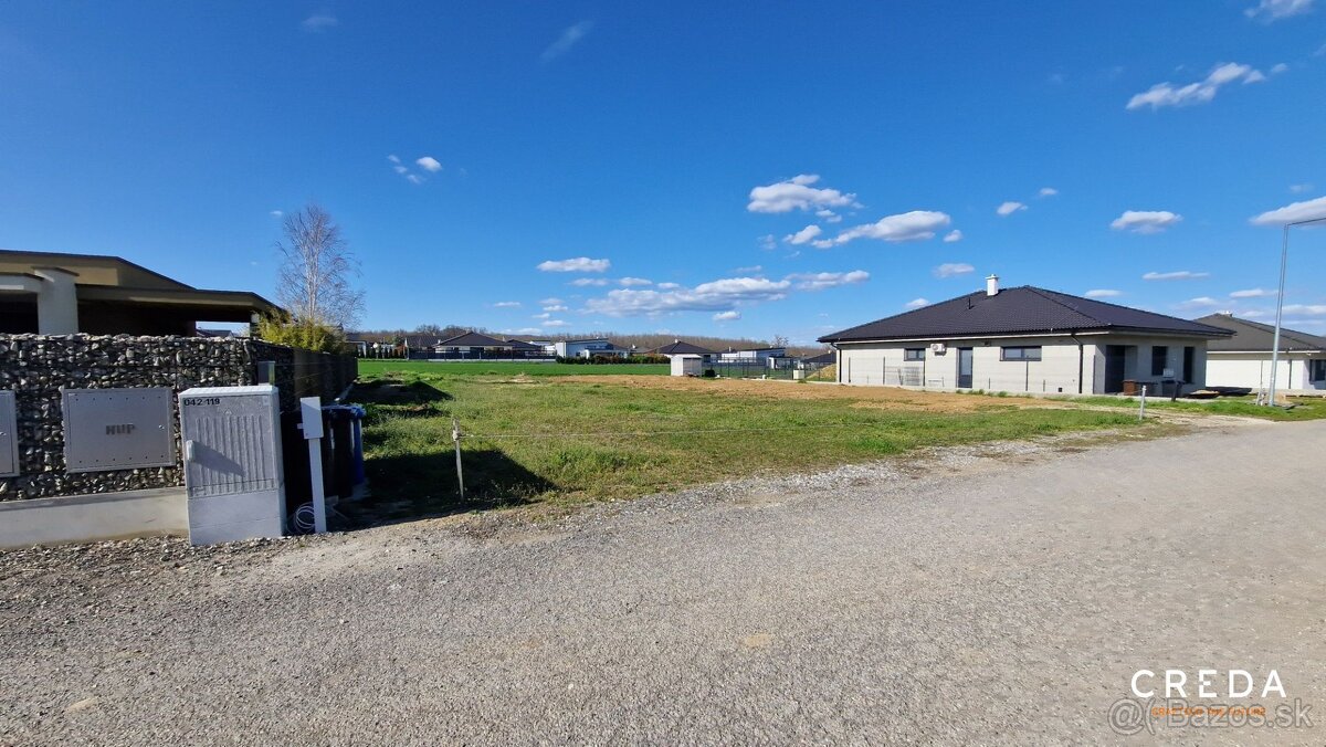 CREDA | predaj stavebný pozemok so stavebým povolením a IS, - 5