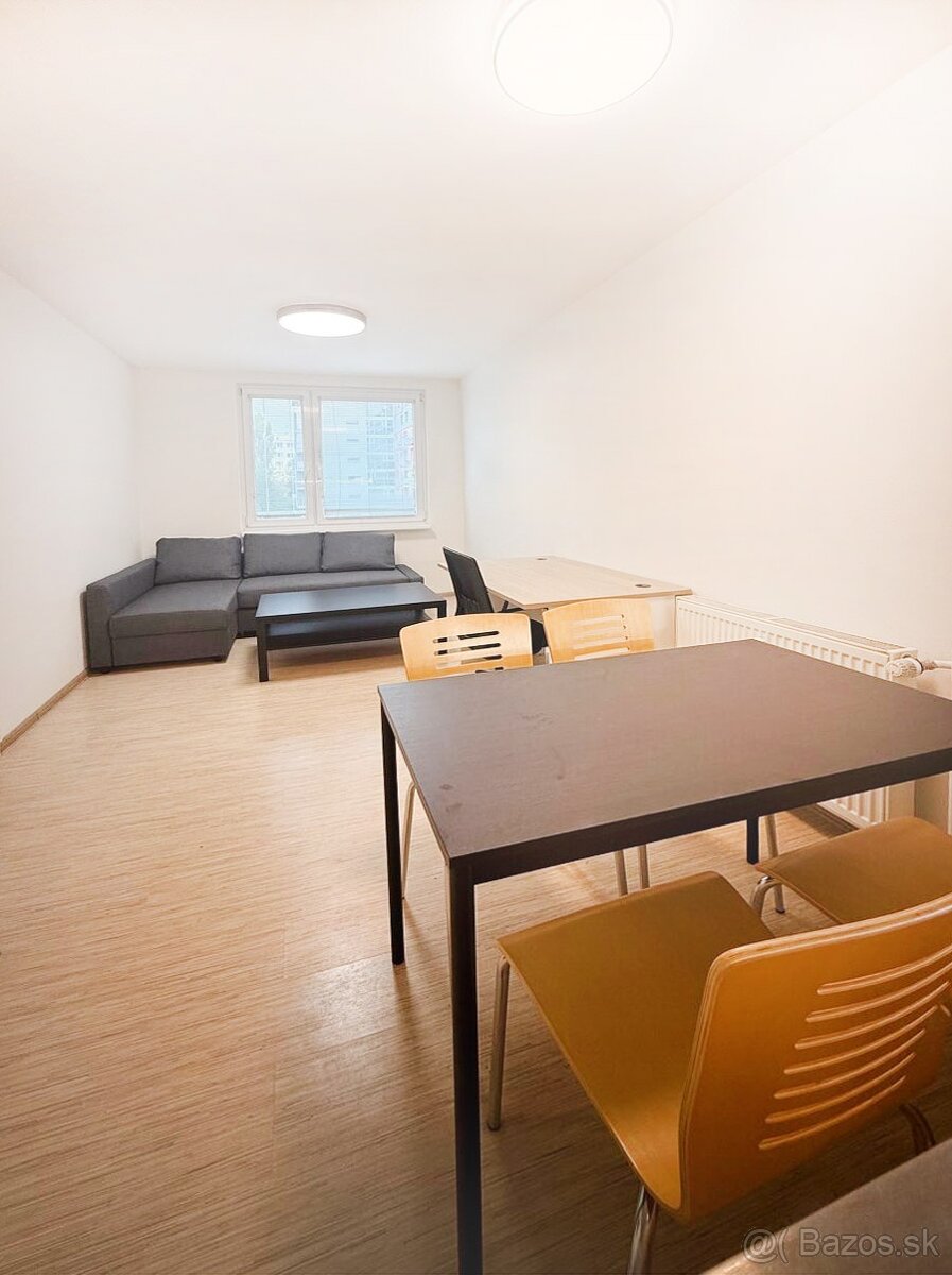 Ponúkame na prenájom priestranný 4-izbový byt na Hronskej ul - 5