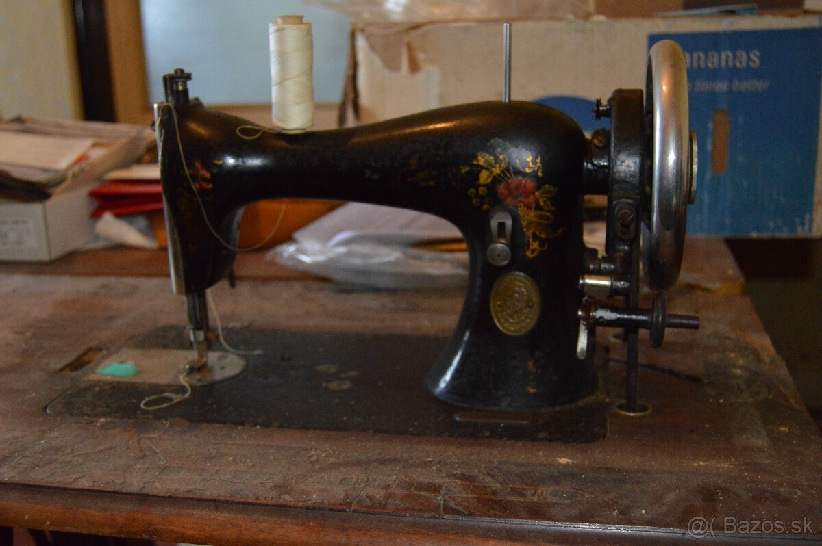 Starý šijací stroj Singer. - 5