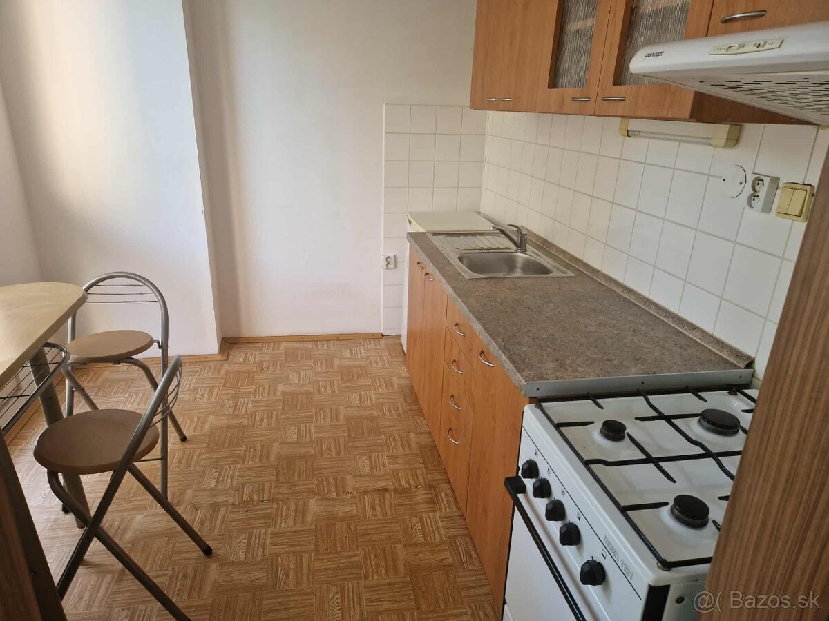 Na prenájom izbový byt s balkónom Handlová - 5