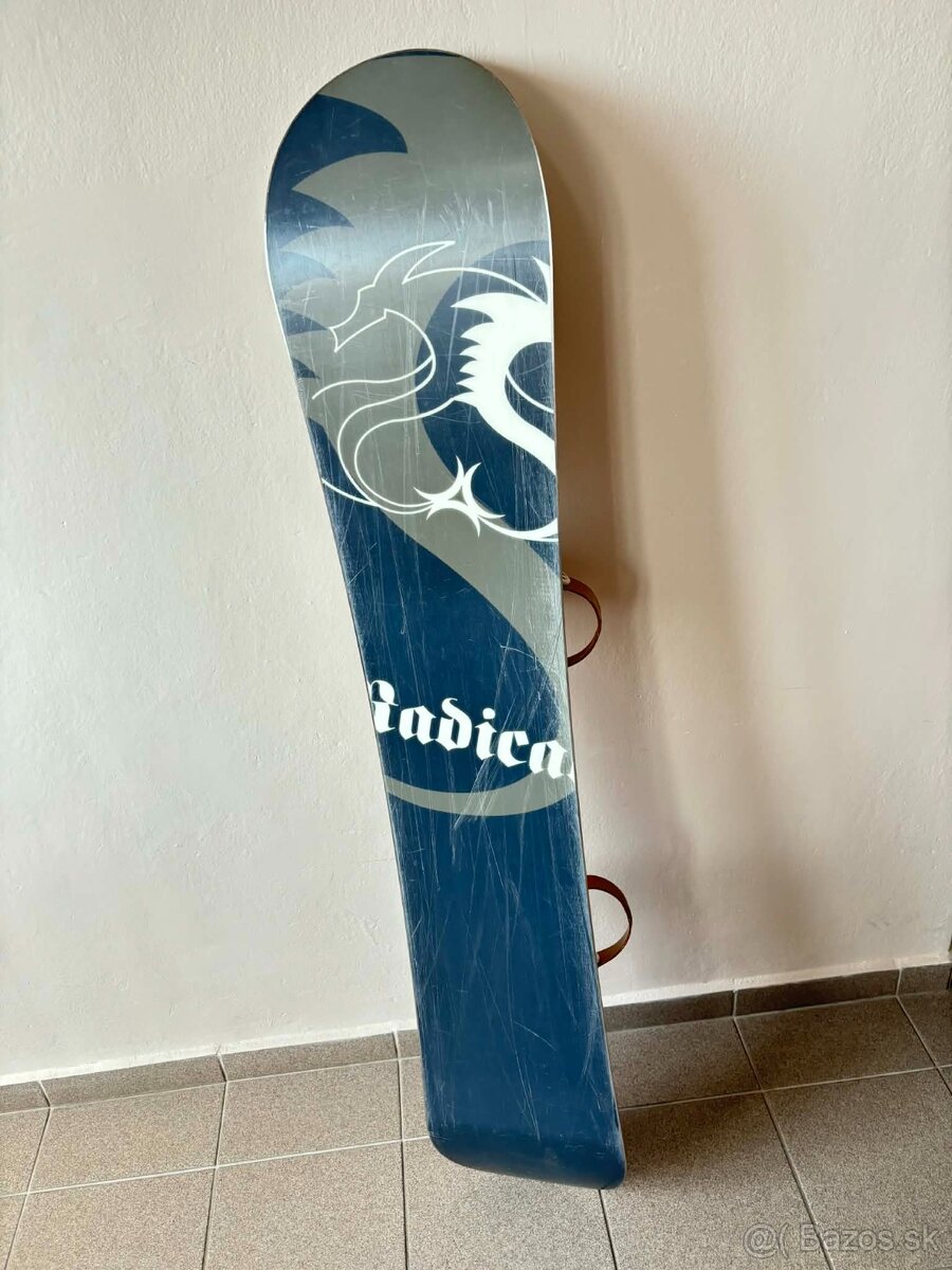 Snowboard a viazaním a topánkami - 5