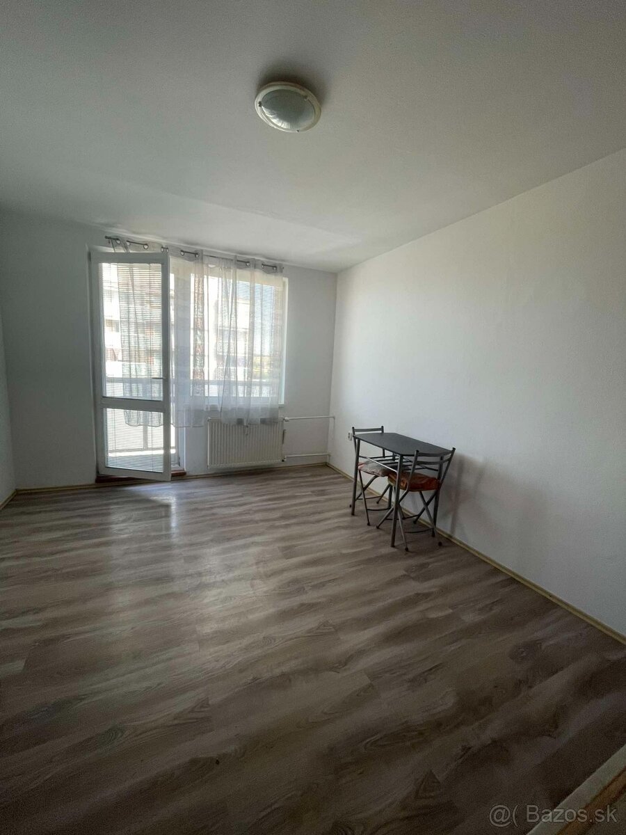 PRENAJMEM garsónku s balkónom v Senici - 5