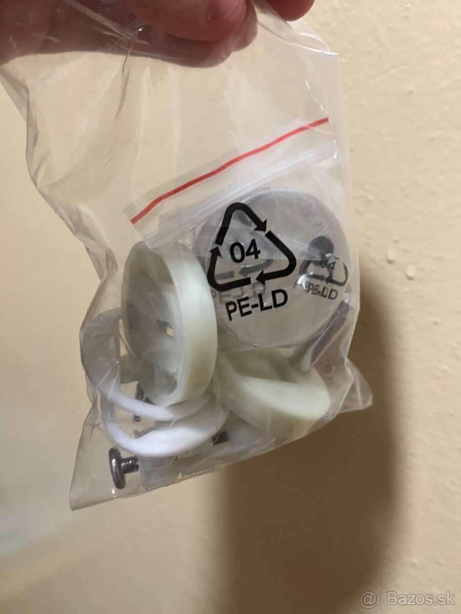 Kovové upevnenie na WC dosku – nové - 5