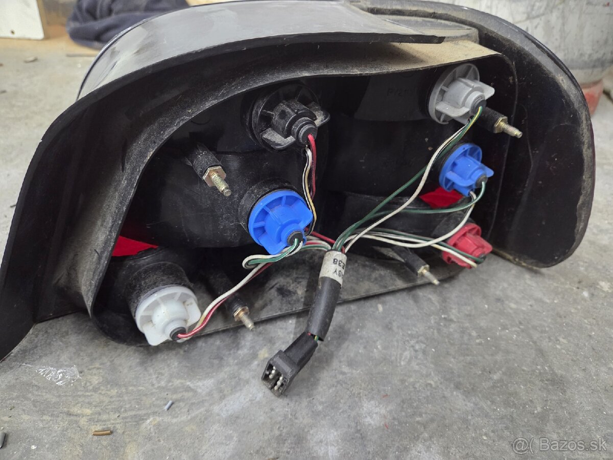 Predám zadné svetlá BMW E38 - 5