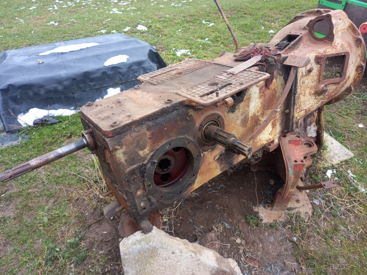 Predám kabínu na Zetor 25. Mam aj iné náhradné diely prevodo - 5