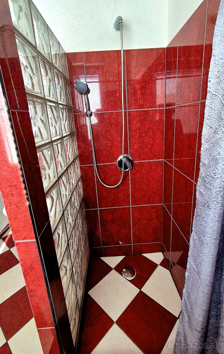 Na prenájom zariadený svojpomocný byt /93m2/ s garážou, KN - 5