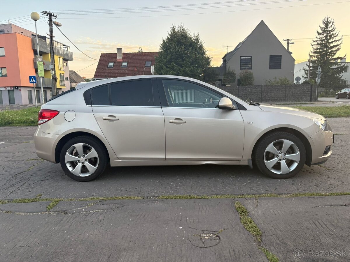 Predám Chevrolet Cruze LT 1.8 i 16V,rok 11/2011 - 5