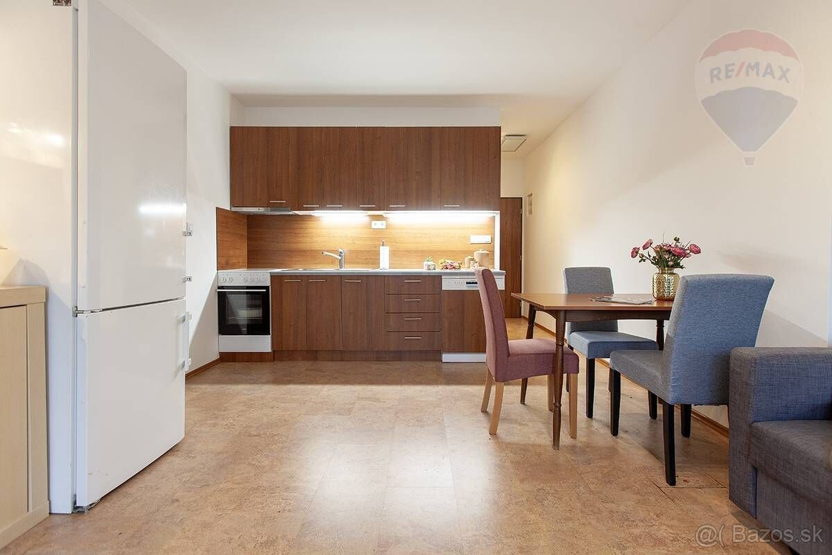 2-izbový byt s dvomi balkónmi, parkovaním a pivnicou – Kapln - 5