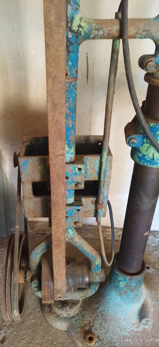 Predám starožitnú stojanovú vŕtačku - 5