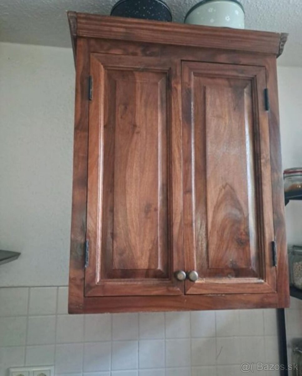 Tmavá kuchyně z masivu se spotřebiči, 5285 - 5