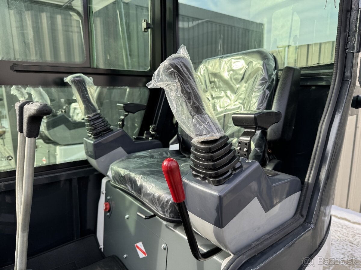 Minibagr XTM X10S PRO s kabinou - 5