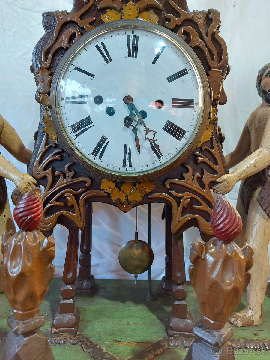 Predám funkčné starožitné hodiny polychrovaná drevorezba hod - 5