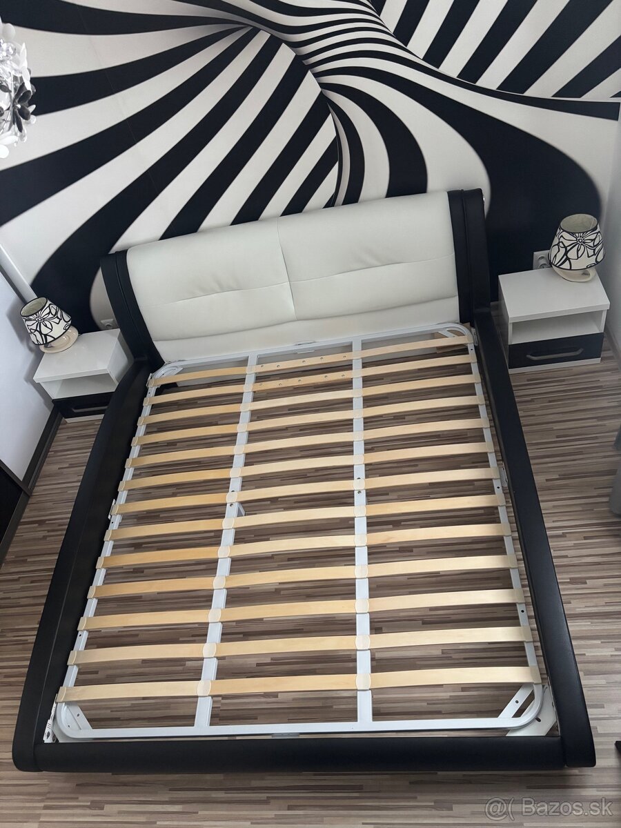 Posteľ, nočné stolíky, nočné lampy - 5