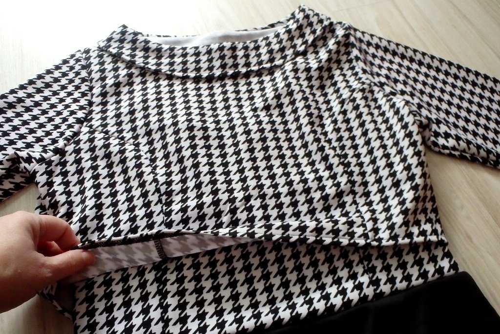 PeeKaBoo Čierno-biele vzorované šaty + crop top - 5