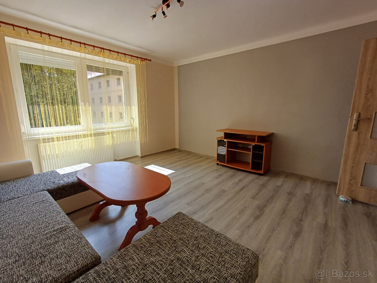 2-Izbovy byt v Komarne na prenajom. - 5