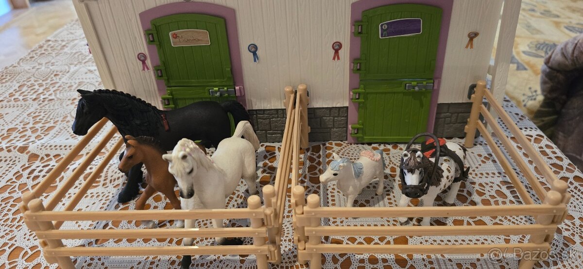 Schleich 42344 Stajňa s koňmi a príslušenstvom - 5