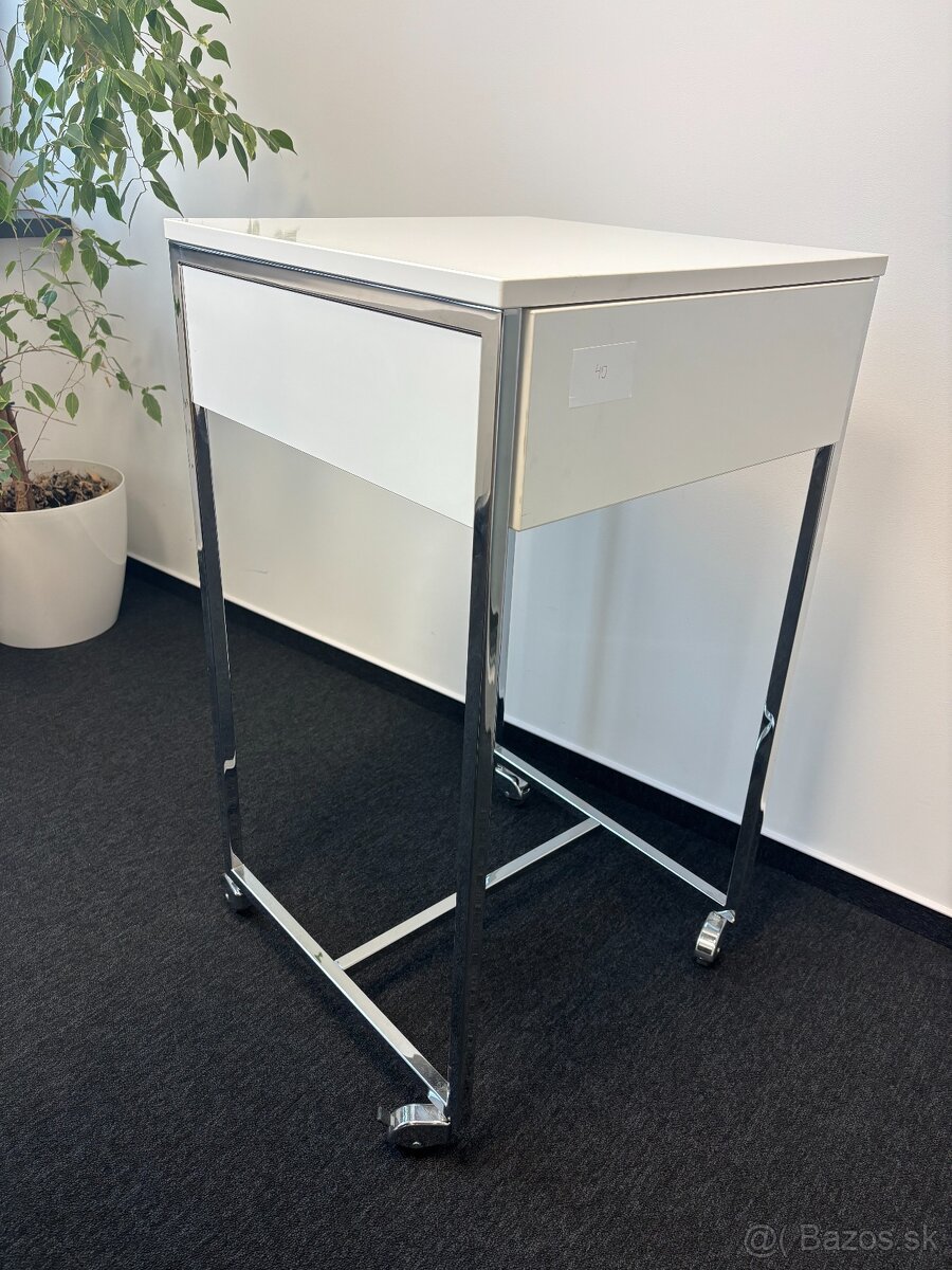 Vysoký predajný stolík– položka 152 - 5