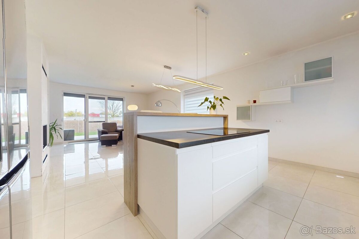 Na predaj krásny samostatne stojací 4-izbový rodinný dom v - 5