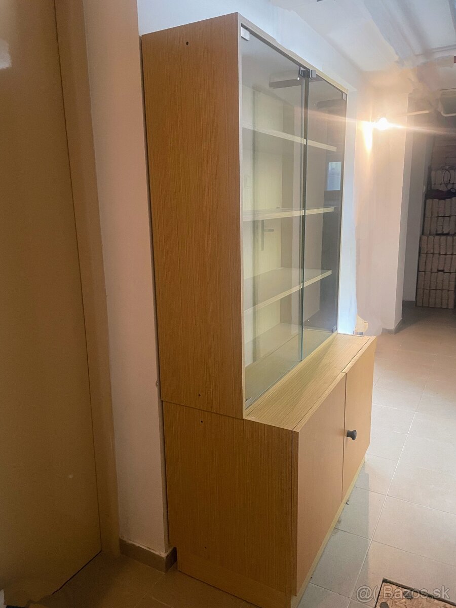 Skriňa s vitrínou - 5