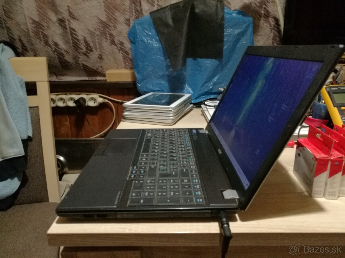Acer. Intel Dvojjadro. 15,6" LED. 4GB. 500 GB. - 5