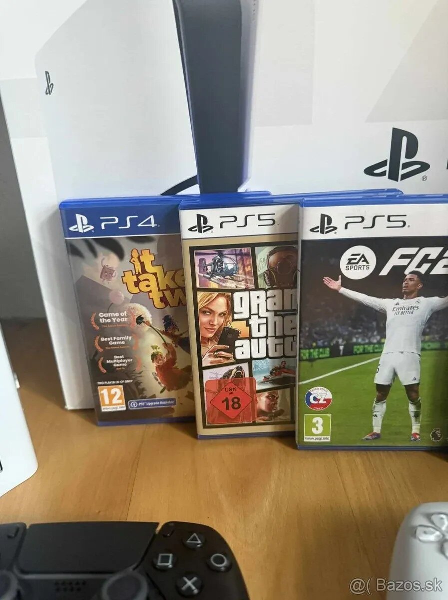 PlayStation 5 Slim + 2 ovládače + 5 hry - 5