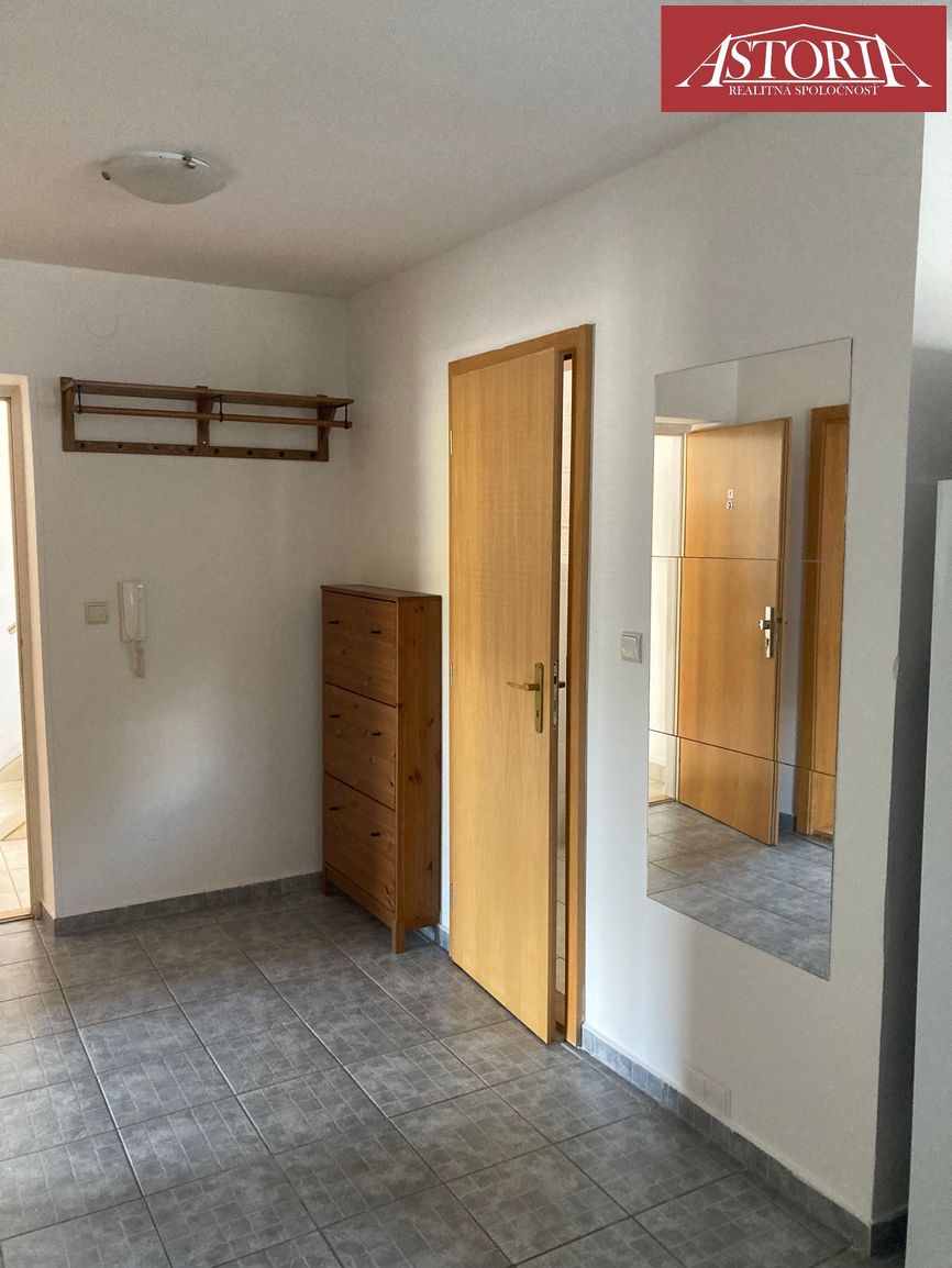 PRENÁJOM 2- izbový byt v centre mesta Martin Jesenského ul. - 5