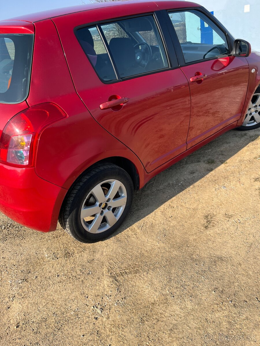 Predám Suzuki Swift 1.3 benzín r.v 2007 - 5