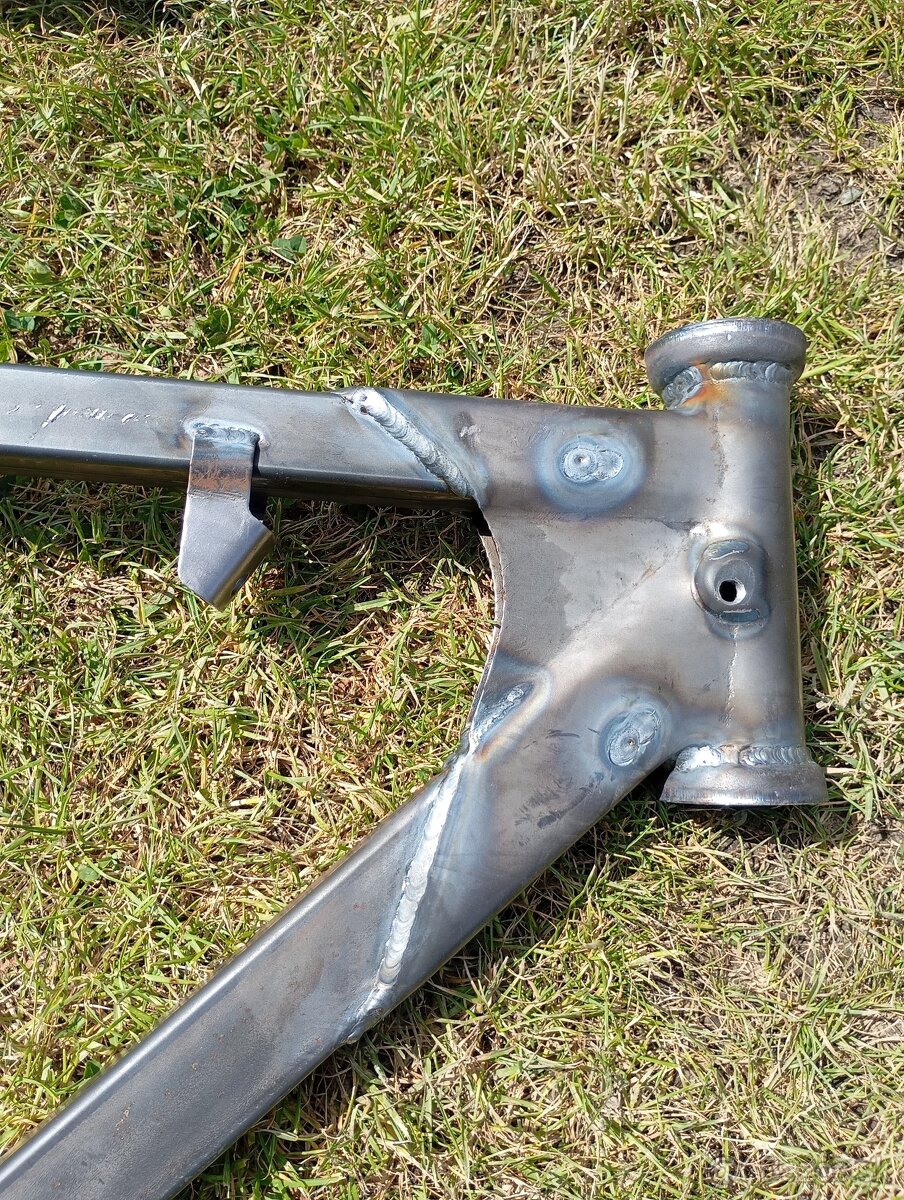 Rám Pérák FJ, Zbrojovka a Komunista - 5