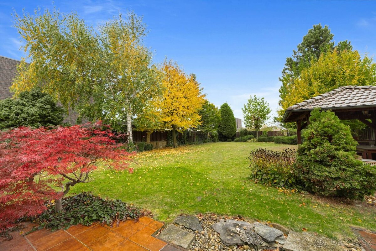 Priestranný 6-izbový rodinný dom s dvojgarážou a krásnou záh - 5