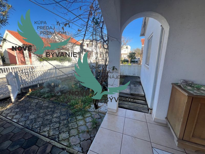 Dom s troma apartmánmi blízko mora v Chorvátsku - 5