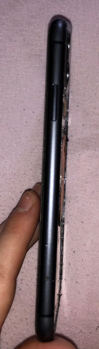 Predám iPhone 11 64GB - 5