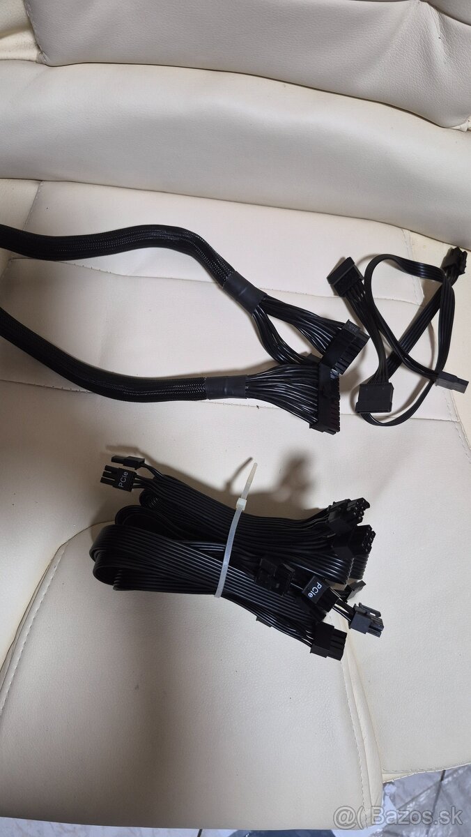 Corsair RM1000e - 5